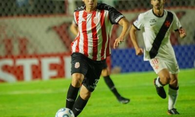 Jogadores de Vasco e Barracas Central em disputa de bola durante partida da Copa Sul-Americana. ⚽