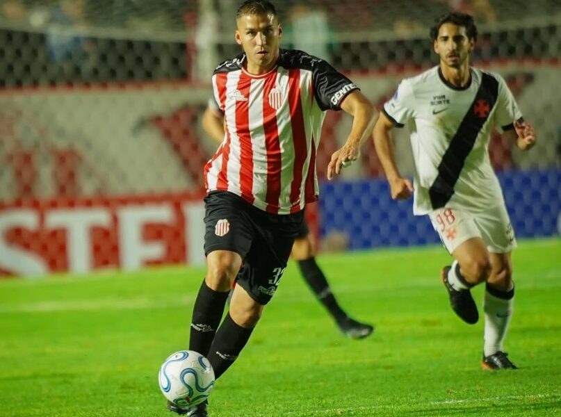 Jogadores de Vasco e Barracas Central em disputa de bola durante partida da Copa Sul-Americana. ⚽