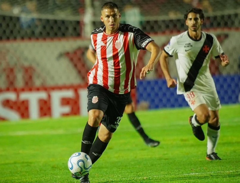 Jogadores de Vasco e Barracas Central em disputa de bola durante partida da Copa Sul-Americana. ⚽