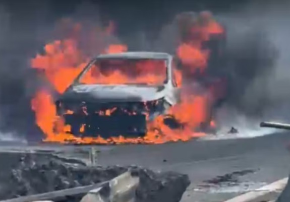 explosão carreta Via Dutra com caminhão em chamas e equipes de resgate