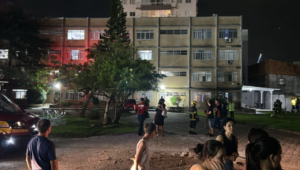 Prédio afunda no Centro de Itajaí e moradores deixam imóvel às pressas