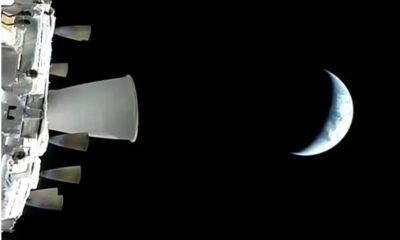 Astronautas da missão Artemis II observam a Terra durante viagem espacial rumo à Lua.