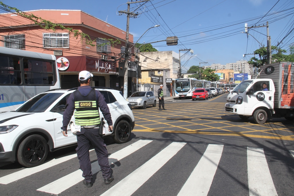 Mudanças no trânsito em Alcântara com agentes orientando motoristas na rua