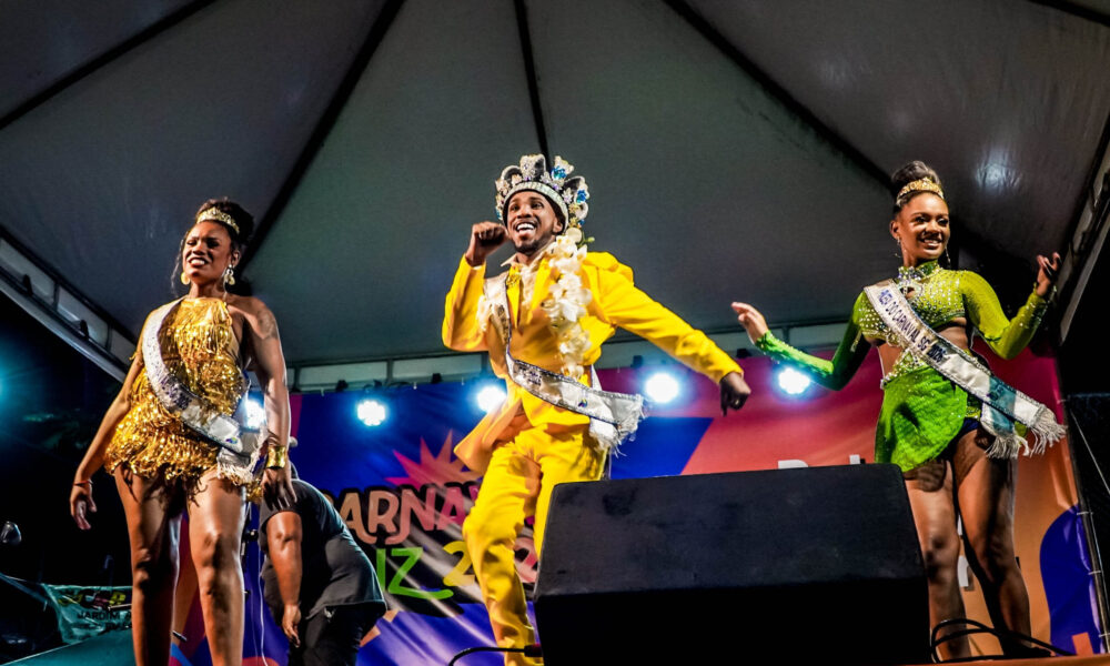 Desfile de escola de samba no Carnaval da Retomada SG 2026 em São Gonçalo