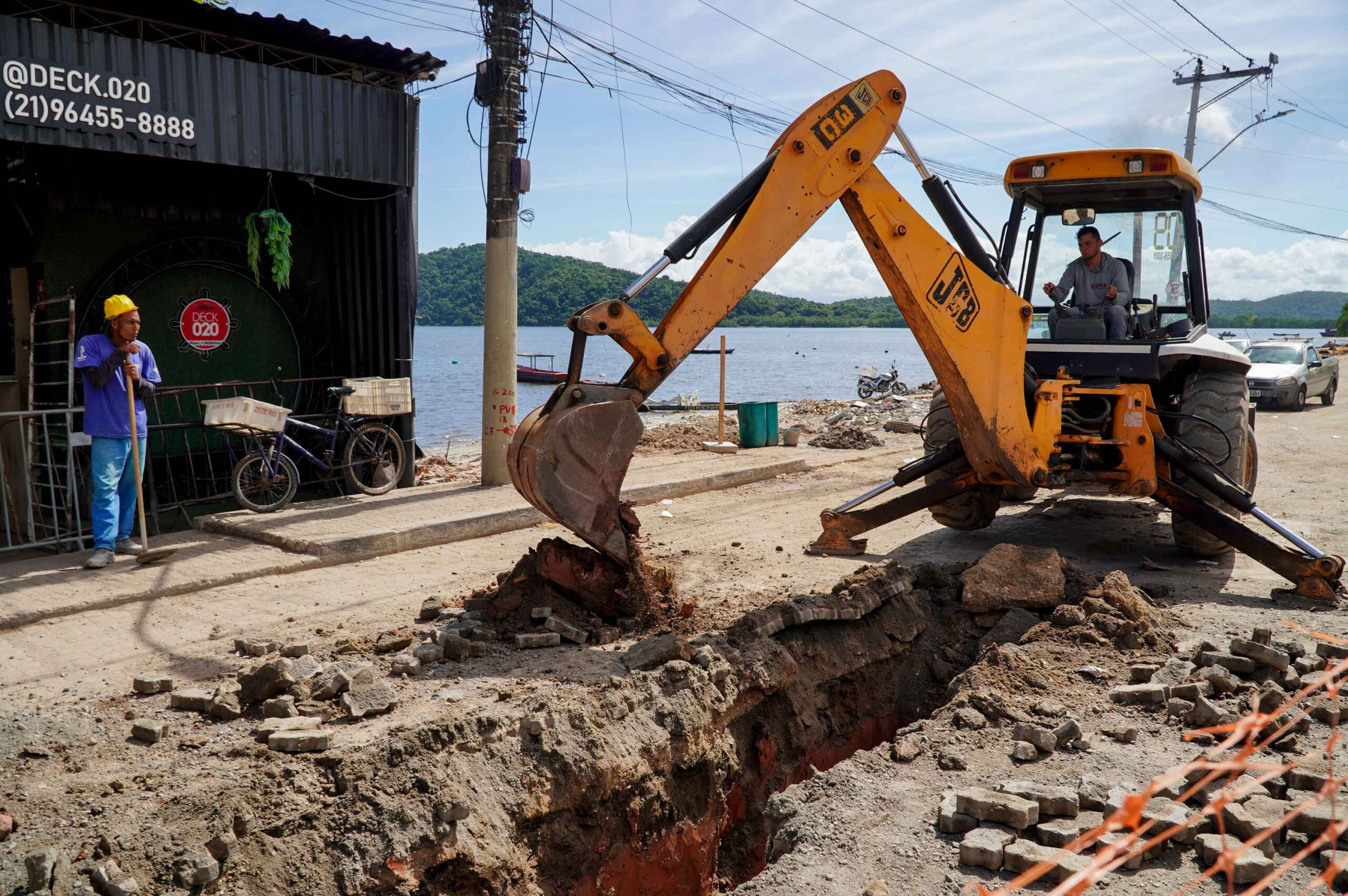 Máquinas e operários atuando na revitalização da Praia das Pedrinhas em São Gonçalo