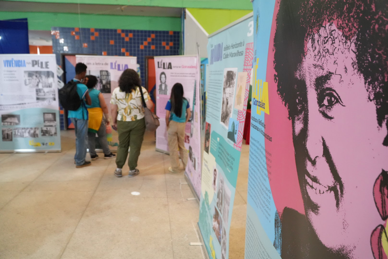 Estudantes visitam exposição sobre Lélia Gonzalez em São Gonçalo