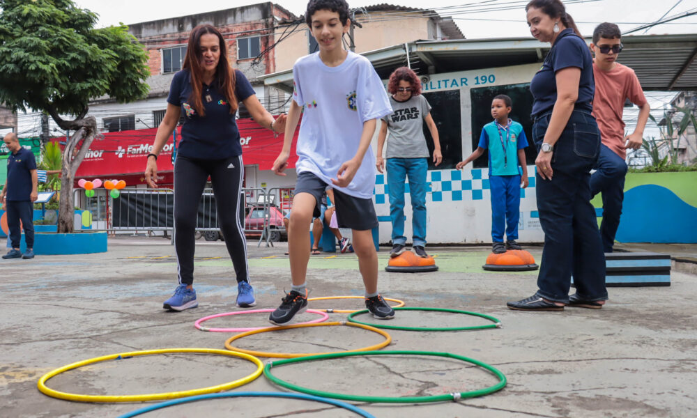 Aulão de dança promovido por centro de autismo reúne famílias em praça de São Gonçalo. 💙