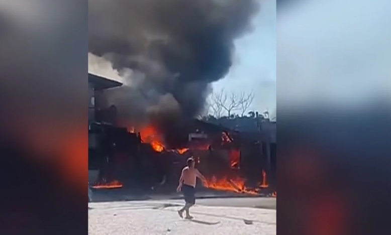 Destroços de avião após queda sobre restaurante em Capão da Canoa no Rio Grande do Sul.