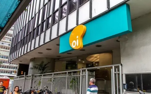 Torres e cabos de telecomunicações da Oi após venda da operação de telefonia fixa em leilão judicial.