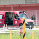 Vista da rodovia RJ-104 em São Gonçalo, com ambulâncias do Corpo de Bombeiros e viaturas da Polícia Rodoviária com luzes de emergência ligadas. Ao fundo, um ônibus e carros de passeio envolviam uma trilha estreita.