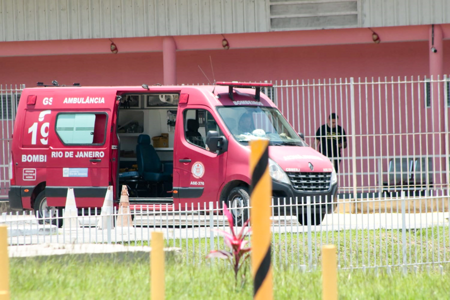 Vista da rodovia RJ-104 em São Gonçalo, com ambulâncias do Corpo de Bombeiros e viaturas da Polícia Rodoviária com luzes de emergência ligadas. Ao fundo, um ônibus e carros de passeio envolviam uma trilha estreita.