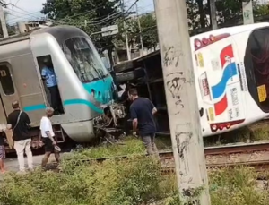 Ônibus é atingido por trem em Costa Barros e assusta passageiros