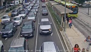 Trânsito trava acessos à Ponte e vias de Niterói