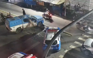 Viatura da PM tomba após acidente e trava trânsito em Santa Cruz; Veja vídeo