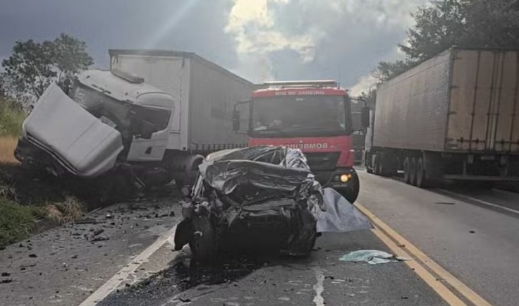 Mulher morre em colisão entre carro e caminhão em Três Rios