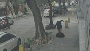 Mulher cai em bueiro após tampa ceder na Zona Norte do Rio