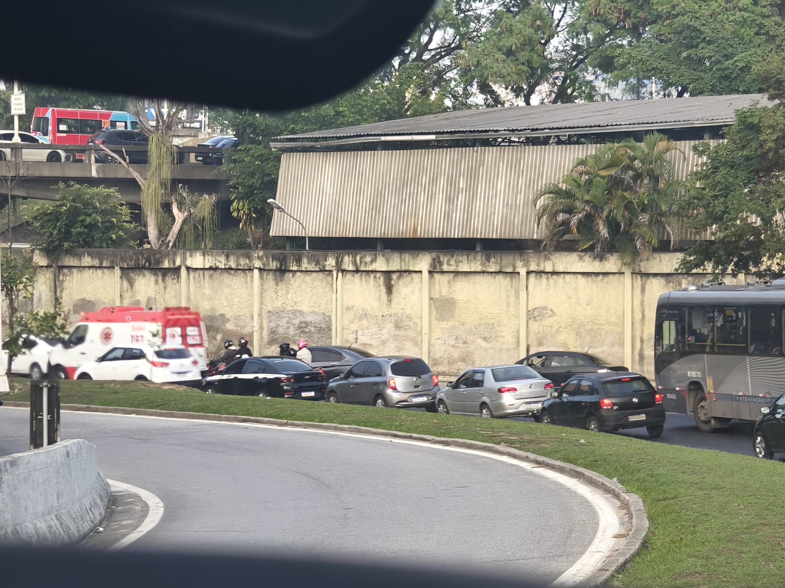 Trânsito trava entre São Gonçalo, Niterói e Rio na manhã desta segunda-feira