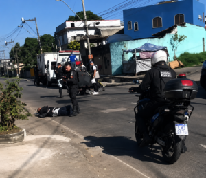 Policial militar é atropelado durante blitz em São Gonçalo; motociclista também fica ferido