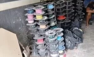 Materiais apreendidos durante operação da Polícia Civil em fábrica clandestina de linha chilena em Jacarepaguá.