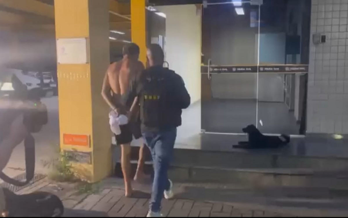 Policiais durante operação que resultou na prisão de suspeito de envolvimento na morte de policial civil no Muquiço.
