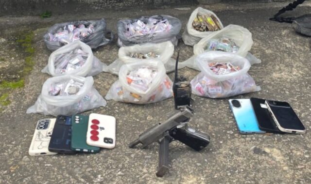 Oito suspeitos são presos com pistola e drogas durante ação policial no Arsenal, em São Gonçalo