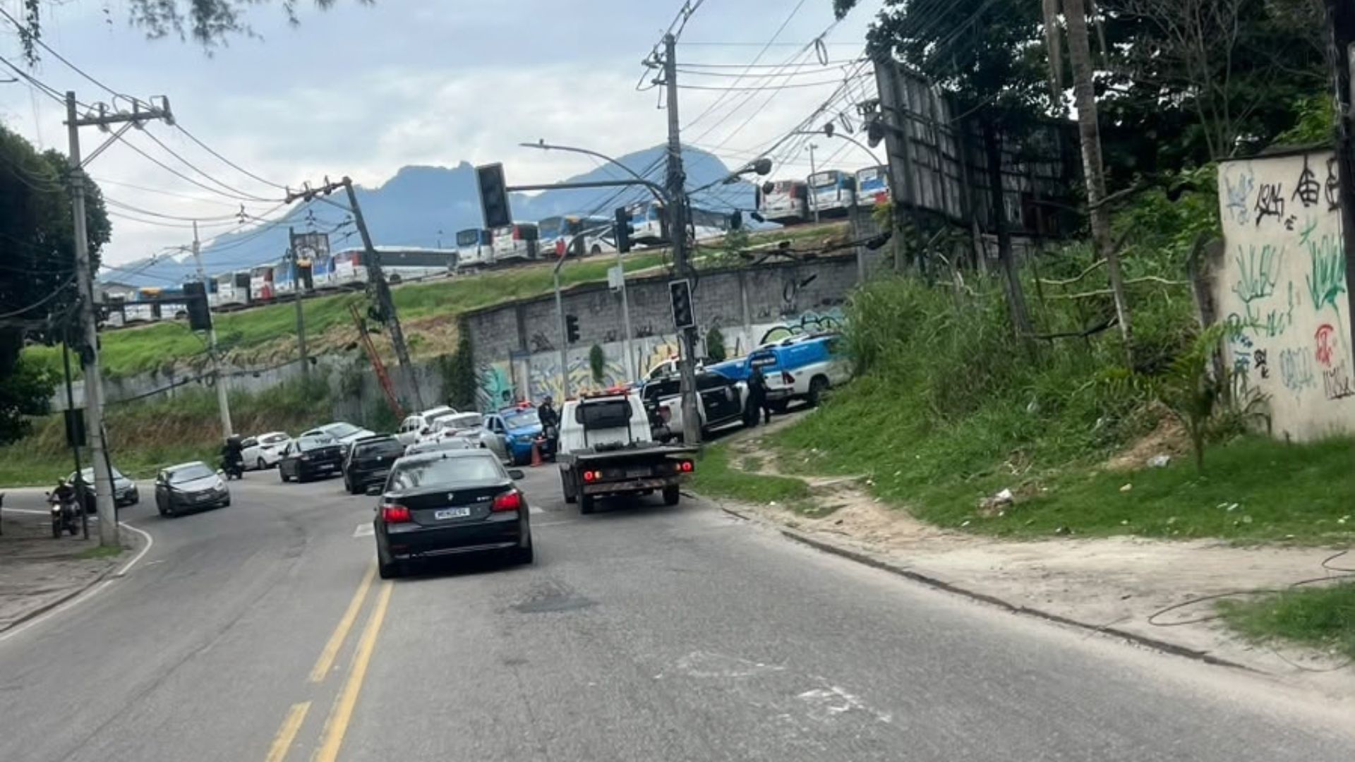 Viaturas da Polícia Militar durante ocorrência de confronto armado na Freguesia, na Zona Oeste do Rio de Janeiro.