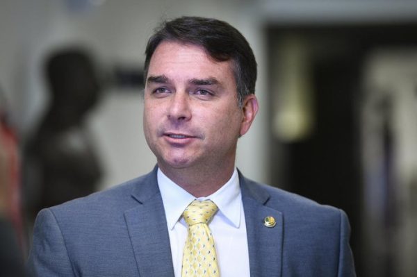 Flávio Bolsonaro vai para os EUA após descumprir ordem do STF, dizem fontes