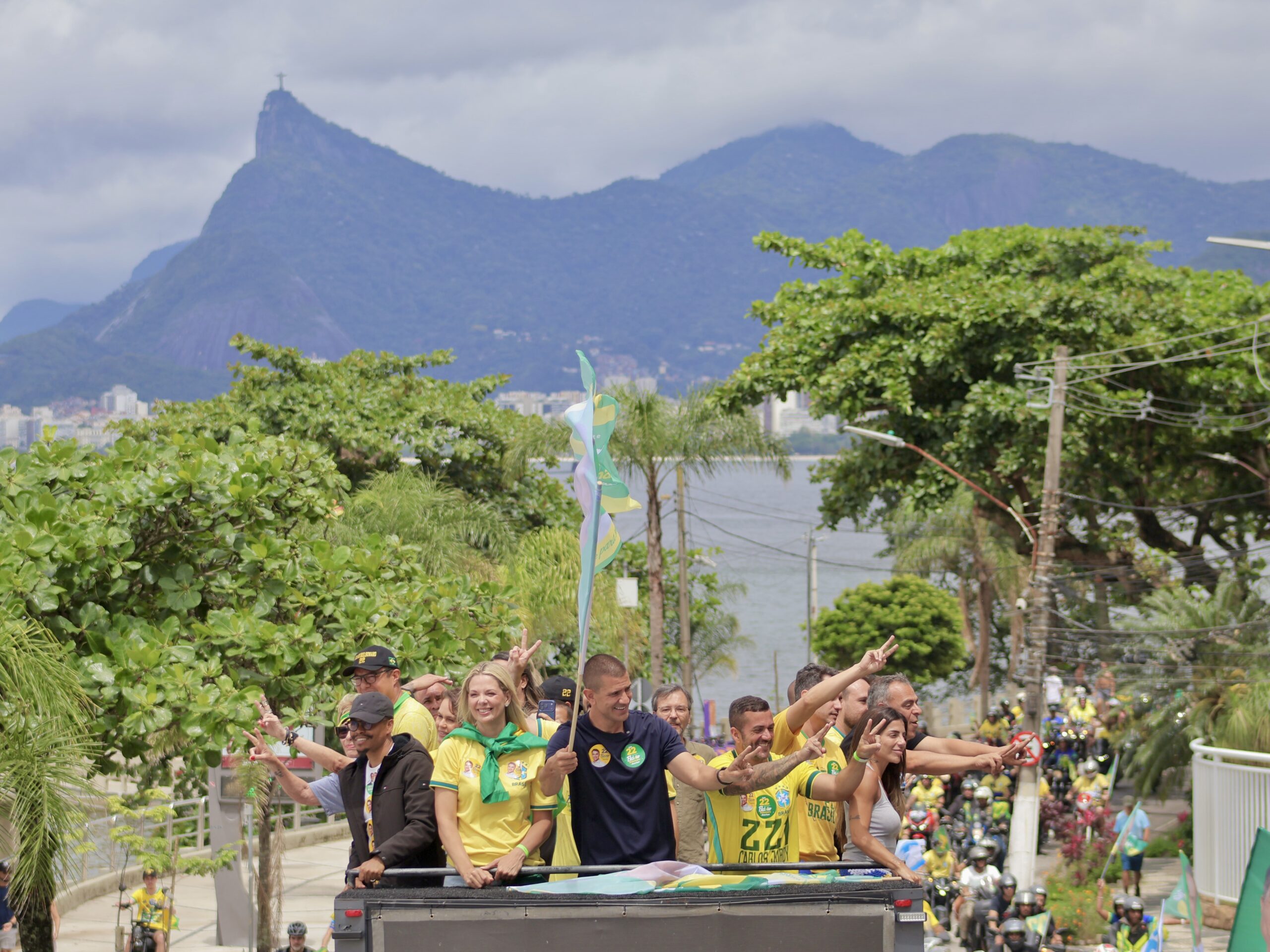 Douglas Ruas participa de carreata em apoio a Flávio Bolsonaro no Rio de Janeiro.