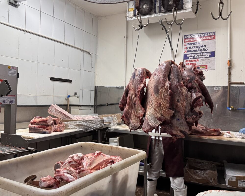 Fiscalização apreende 135 kg de alimentos impróprios para consumo em supermercado de Vila Isabel