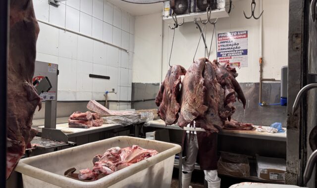Fiscalização apreende 135 kg de alimentos impróprios para consumo em supermercado de Vila Isabel