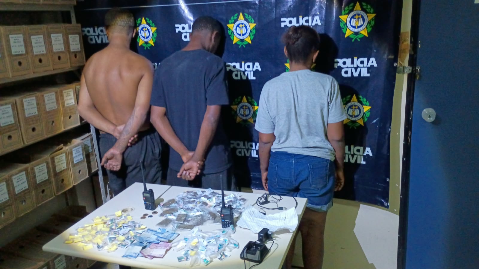 Polícia Civil apreende drogas e radiocomunicadores durante operação em comunidade de Maricá