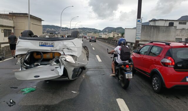 Carro capota na Linha Vermelha e deixa quatro pessoas feridas no Rio