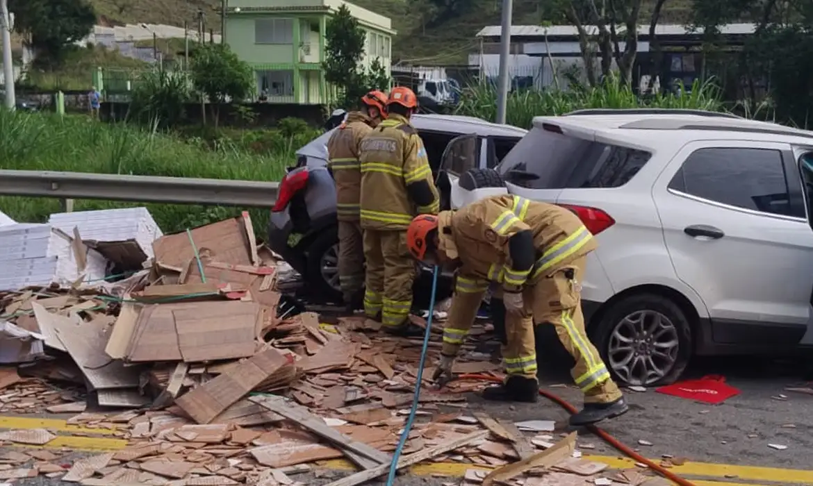 Acidente envolvendo caminhão e quatro automóveis na BR-393, em Barra do Piraí, deixou cinco mortos e nove feridos.