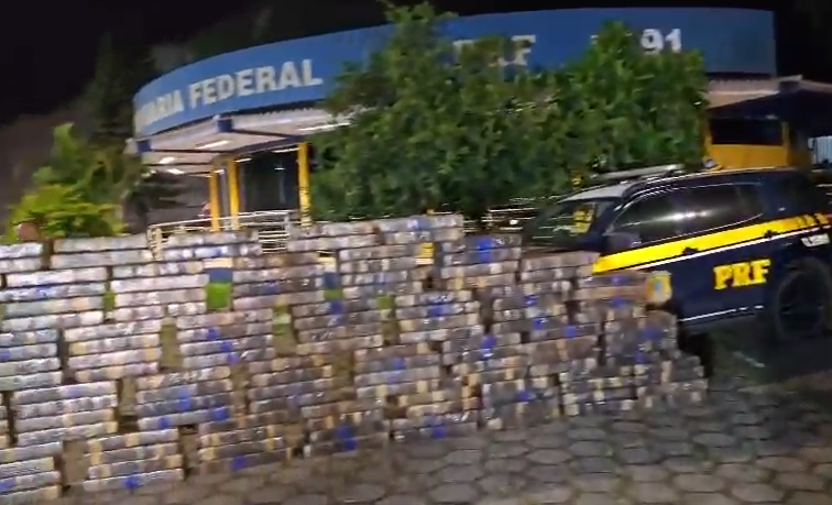 PRF apreende 2 toneladas de maconha escondidas em carga de adubo na Dutra