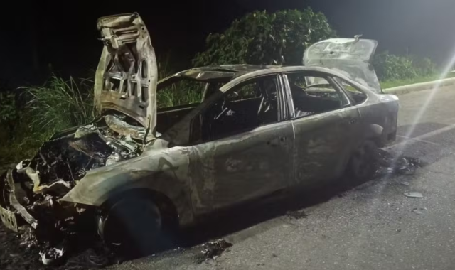Ciclista morre atropelado na RJ-106; motorista é agredido e carro incendiado