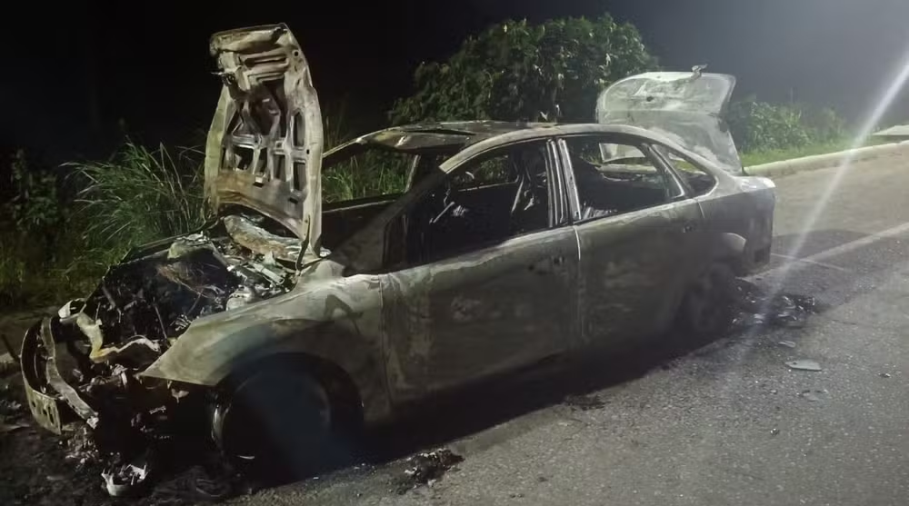 Ciclista morre atropelado na RJ-106; motorista é agredido e carro incendiado