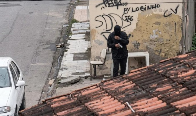 Boca de fumo é assaltada por trio armado em São Gonçalo; vídeo mostra ação