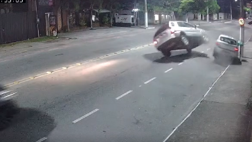 Câmeras flagram batida em carro estacionado em Niterói; motorista teria fugido a pé