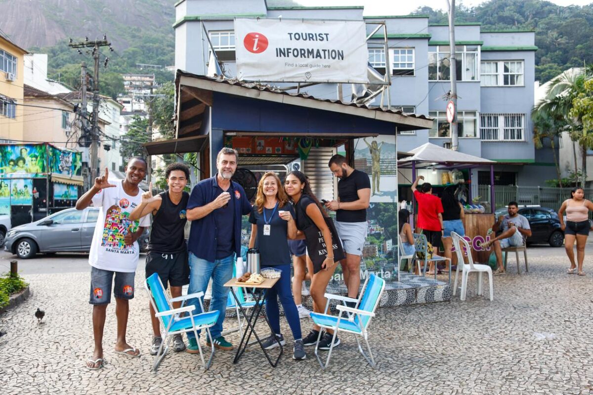 Marcelo Freixo (PT) foi à favela Santa Marta para tentar convencer eleitores a votar em Lula no segundo turno