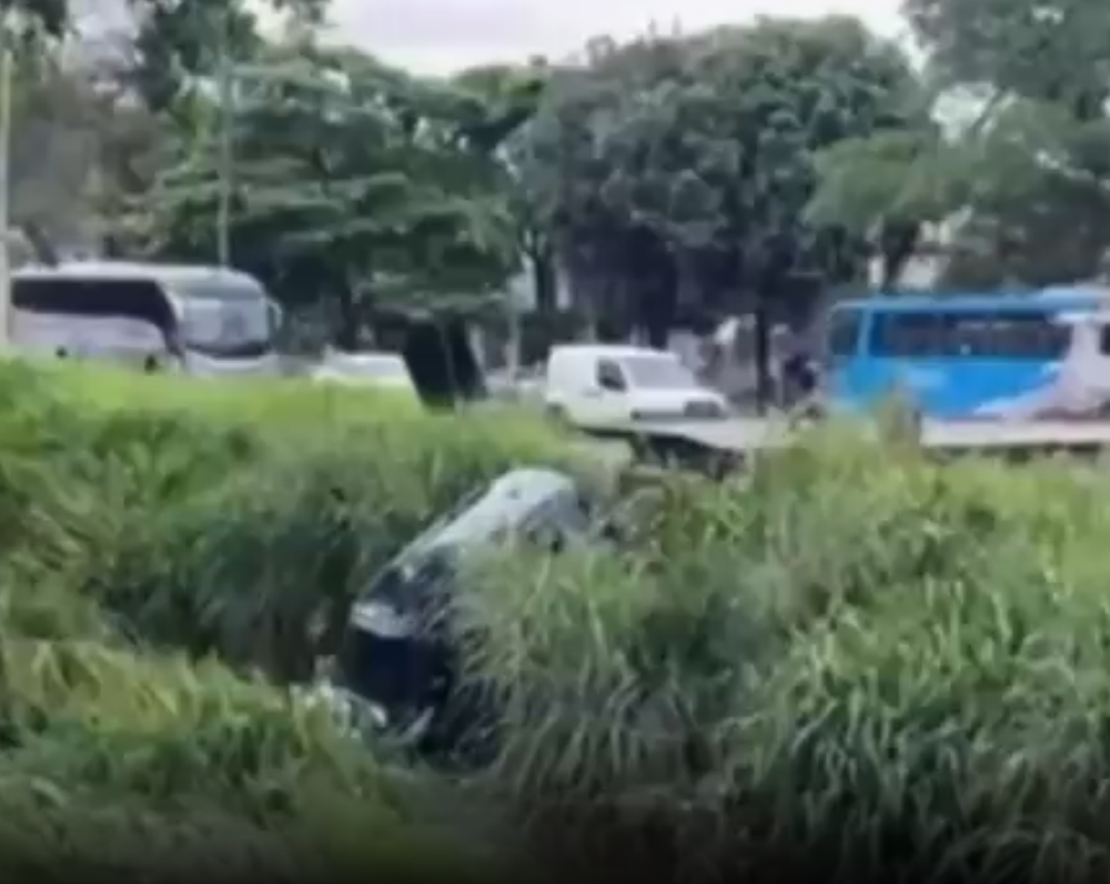 Carro sai da pista e fica pendurado perto de canal na RJ-106, em São Gonçalo