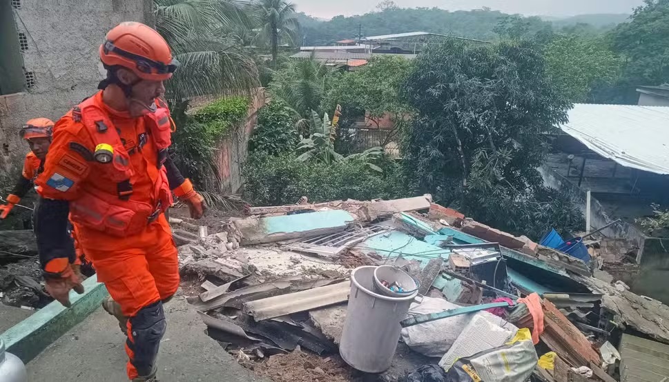 Casa desabou durante a chuva no Morro do Céu, no bairro Caramujo, em Niterói.