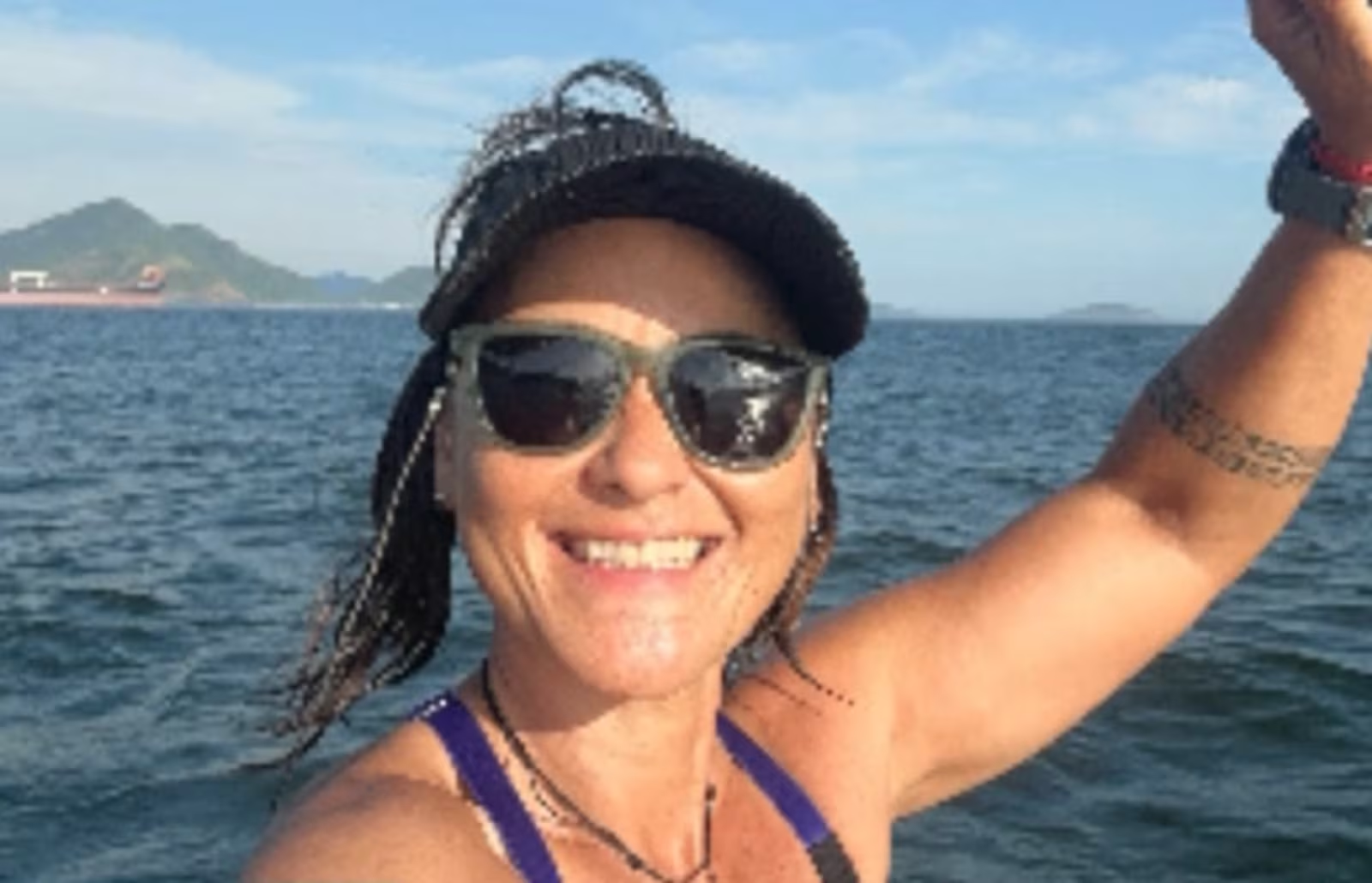 Morre professora e campeã de canoa havaiana após acidente no mar na Barra da Tijuca