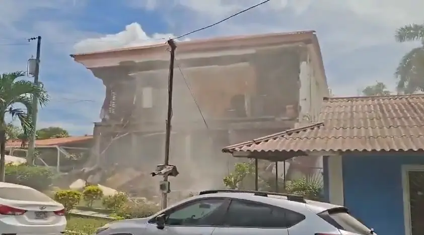 Danos em edifícios no Panamá após terremoto de magnitude 7,7.