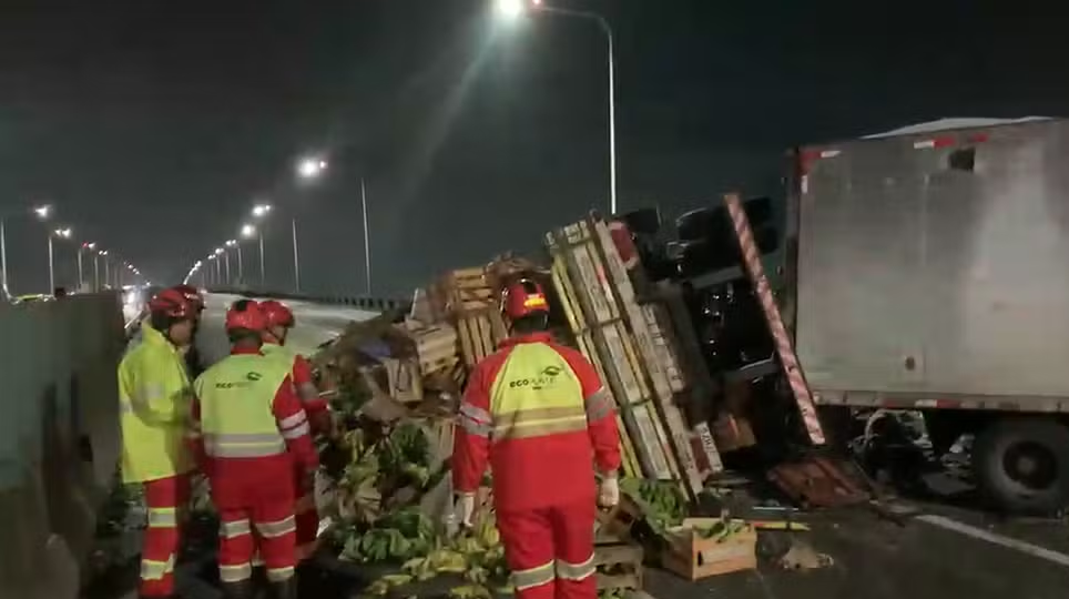 Carreta tomba e carga de legumes se espalha após acidente na Ponte Rio-Niterói